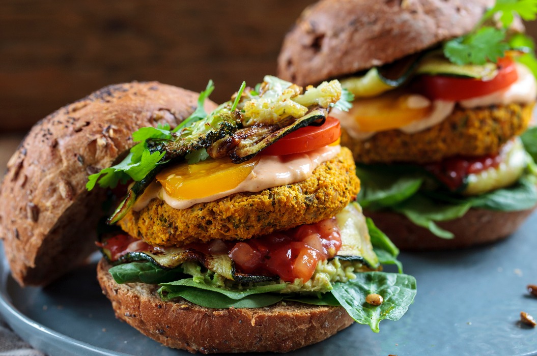 Burger mit Butternusskürbis und Kichererbsen, Tomatensalsa, Spinat, gebratenen Zucchini und Avocado